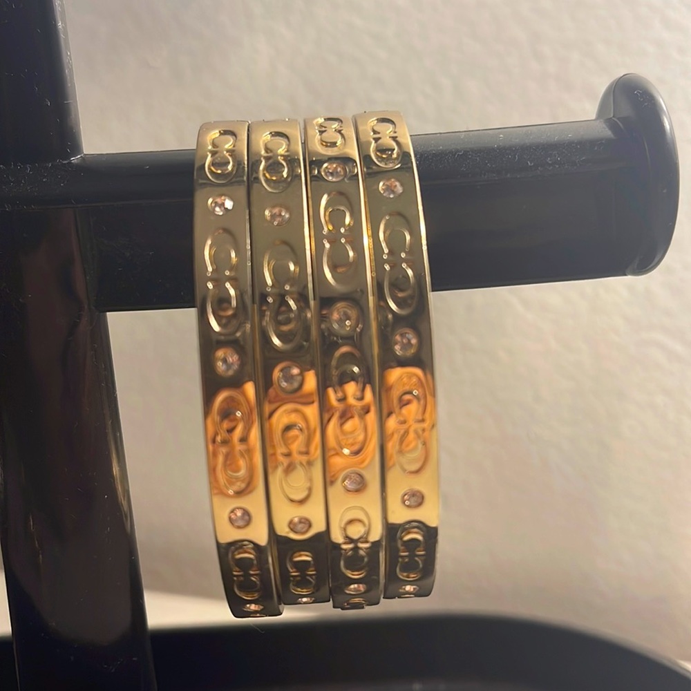 Kissing C Hinged Bangle